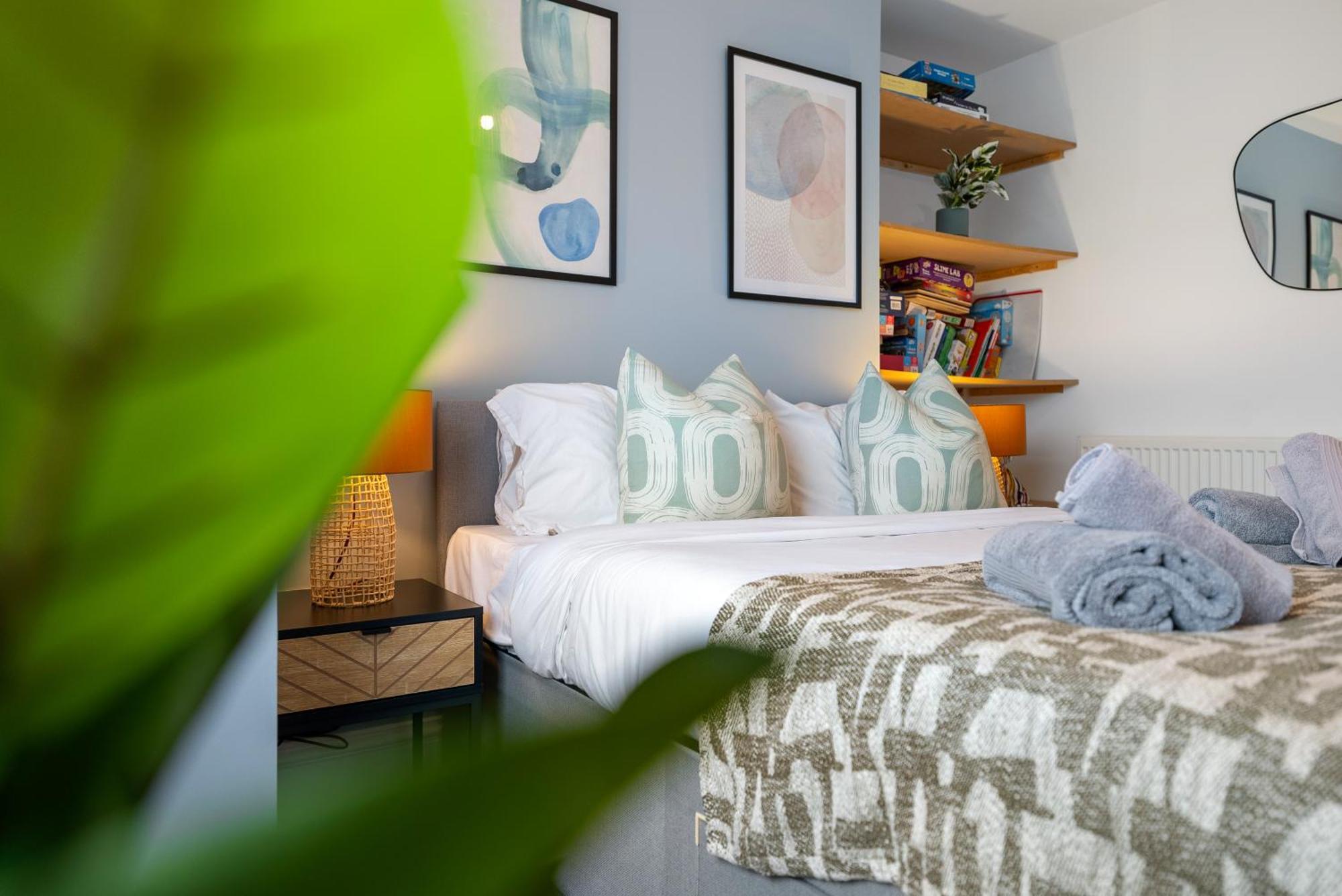 Long Term And Summer Special Offer! 5-Bedroom Spacious, Stunning Design, Sociable Areas & Cosy House Near South Downs Park, Sleeps 11 With Games Room, Private Parking And Garden- By Blue Puffin Stays Waterlooville Exterior photo